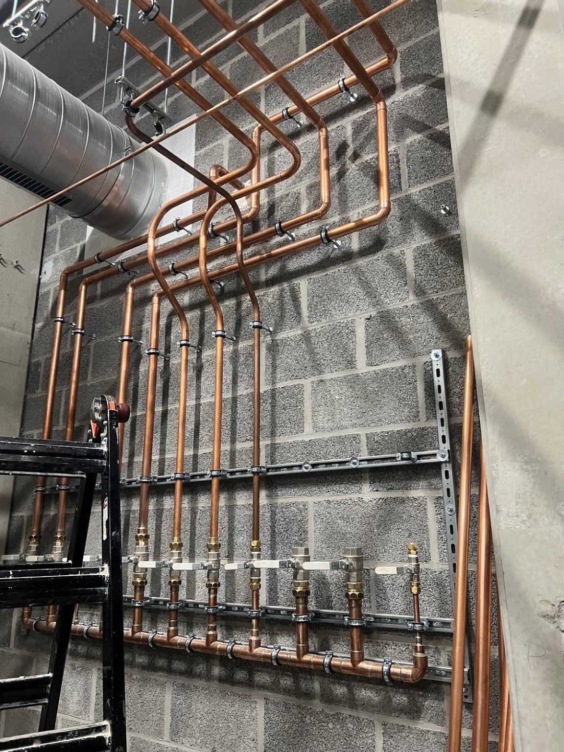 Réseau de tuyauterie cuivre réalisé sur chantier