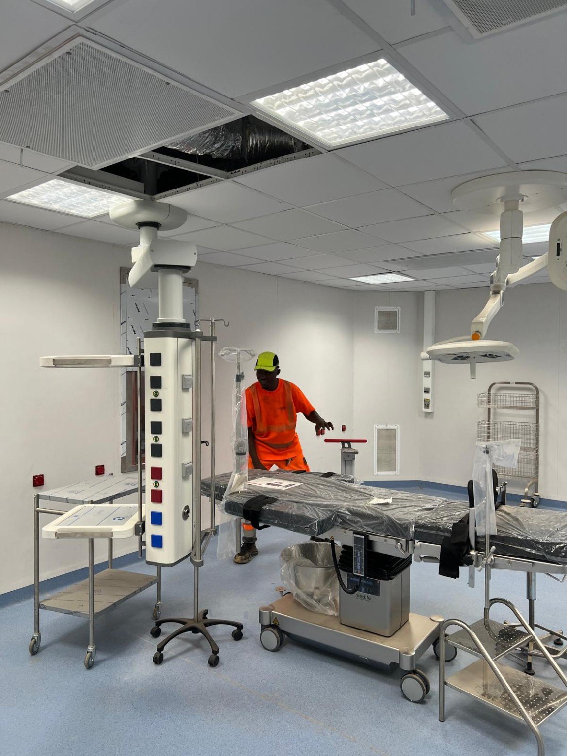 Salle opératoire avec potence médicale