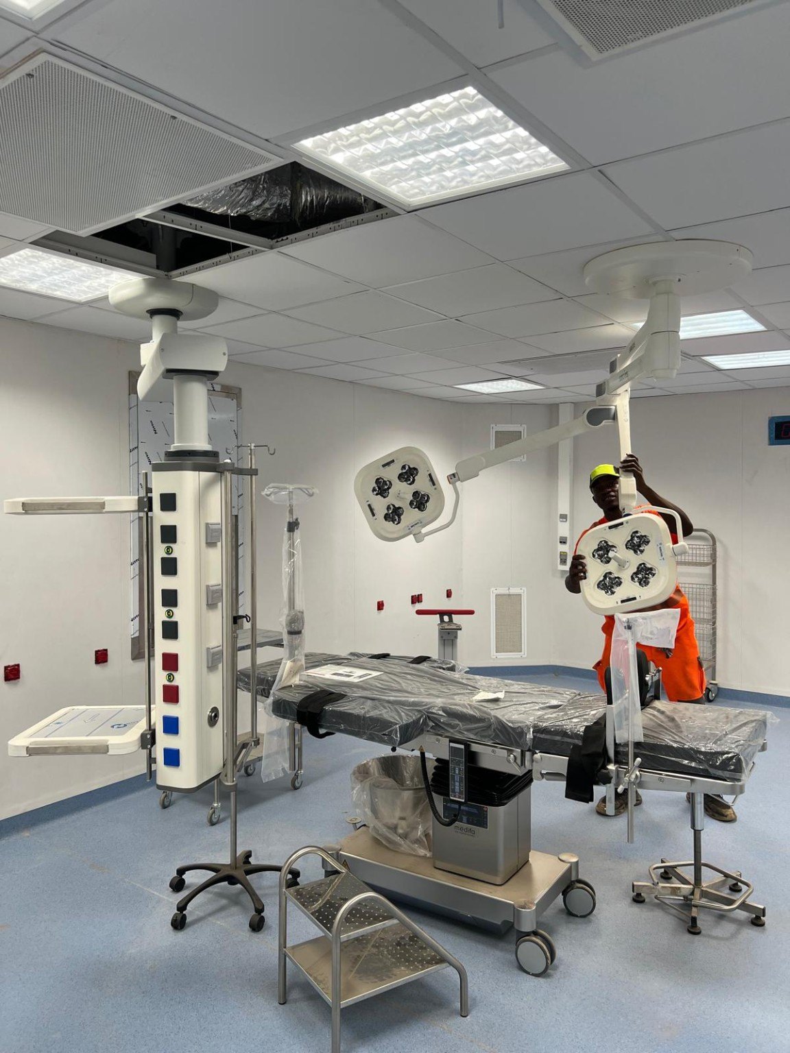 Salle opératoire avec lampes scialytiques