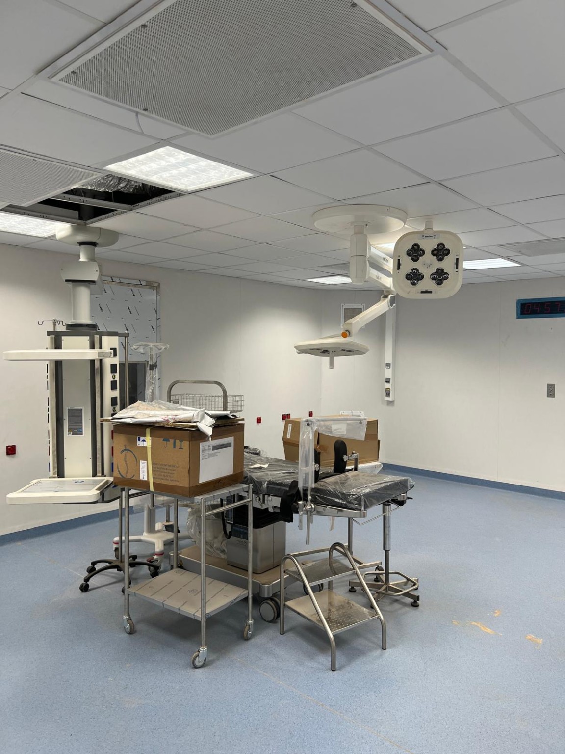 Salle opératoire équipée et installations médicales