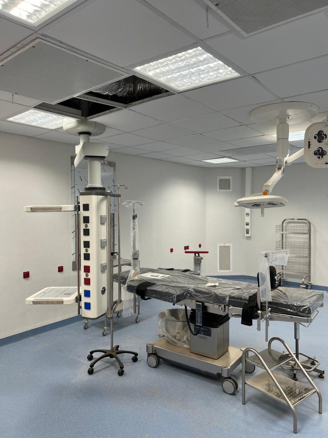 Salle opératoire équipée avec potence et table médicale